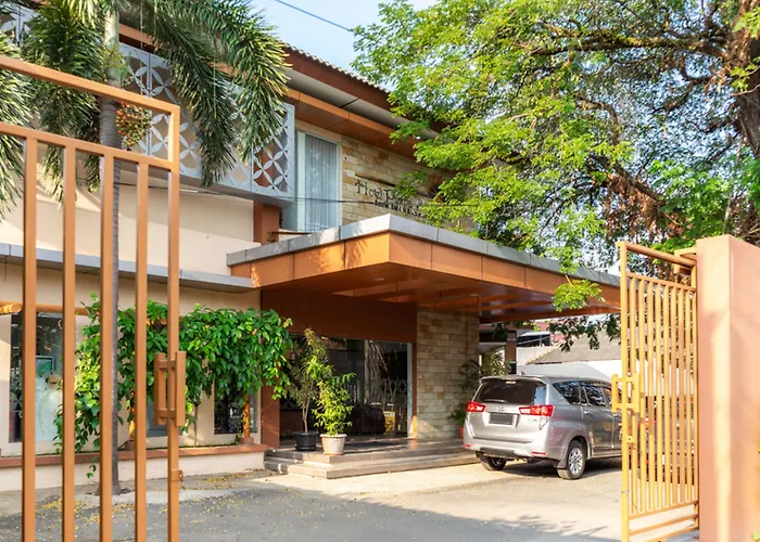 RedDoorz Plus Syariah near Java Supermall Semarang 2